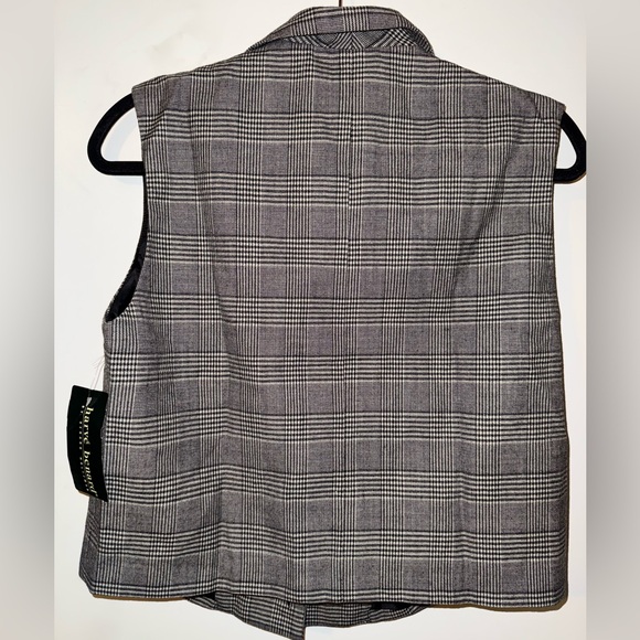 Harve Bernard - Picture 4 of 4